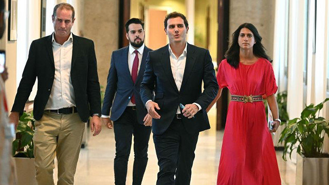 Rivera (2i), junto a Fernando de Páramo (2d), entre otros, a su llegada a la reunión que ha mantenido con Pablo Casado.  FERNANDO VILLAR
