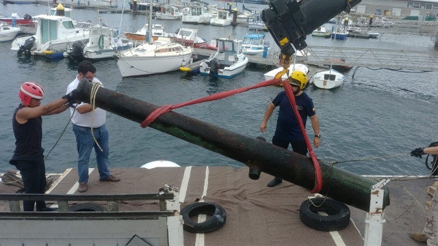 Uno de los cañones recuperados en Camariñas. EUROPA PRESS