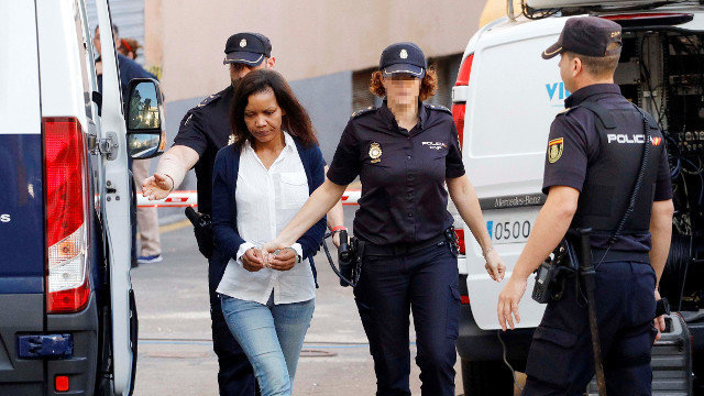Policías llevan a la Audiencia de Almería a Ana Julia Quezada. RICARDO GARCÍA (EFE)