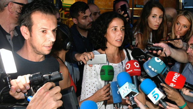 Ángel Cruz y Patricia Ramírez, padres del pequeño Gabriel a su salida de la Audiencia Provincial de Almería. CARLOS BARBA (Efe)