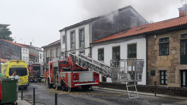 Una dotación de bomberos atiende un incendio en Santiago. AEP