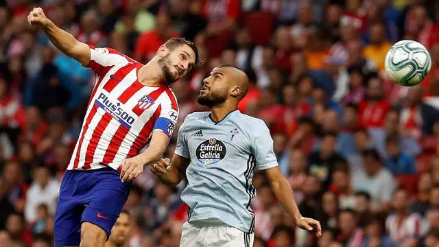 Koke y Rafinha pugnan por un balón. BALLESTEROS (EFE)