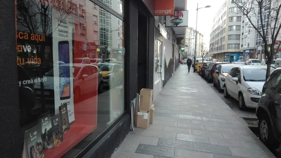 Tienda de Orange, en Ribadeo. AMA