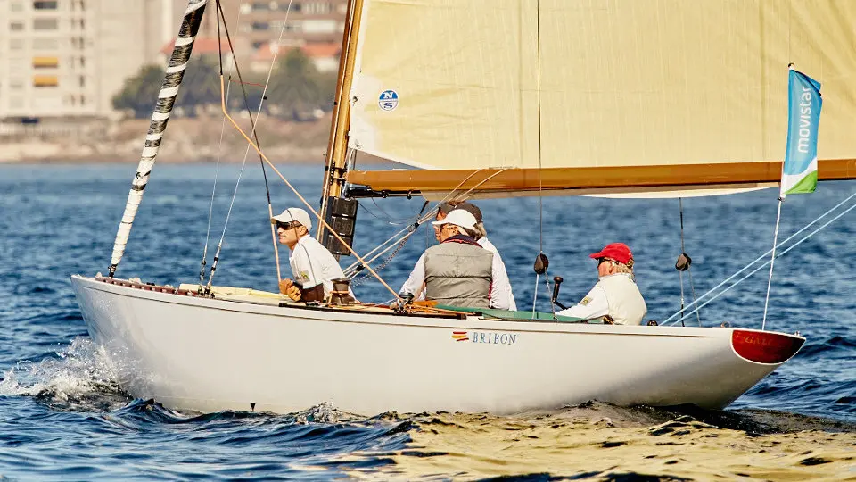 El rey Juan Carlos (d), junto al resto de la tripulación del Bribón en la edición del pasado año de la regata que lleva su nombre. ADP