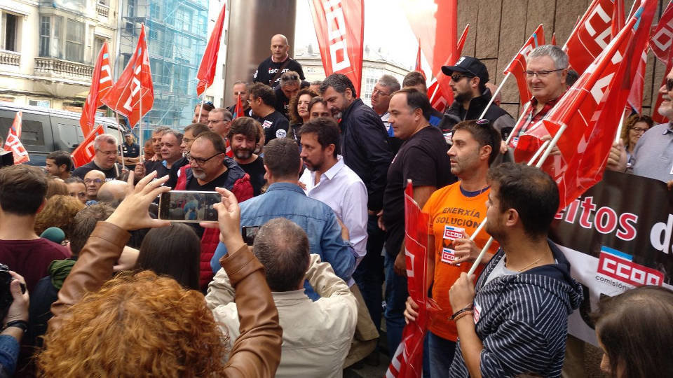 Protesta a la entrada de los juzgados de A Coruña por los imputados en la manifestación de Alcoa. TWITTER