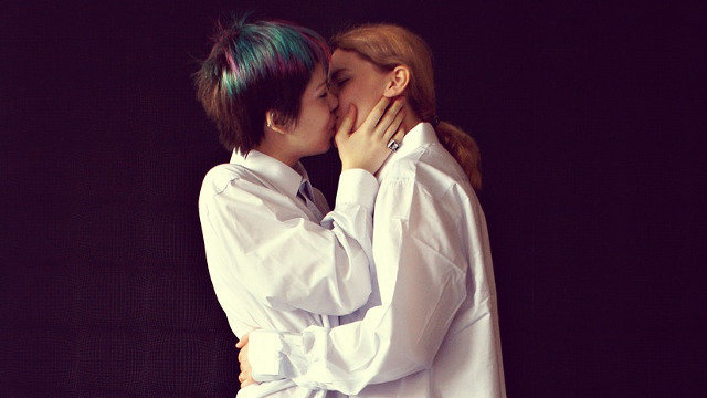 Una pareja de lesbianas dándose un beso. PIXABAY