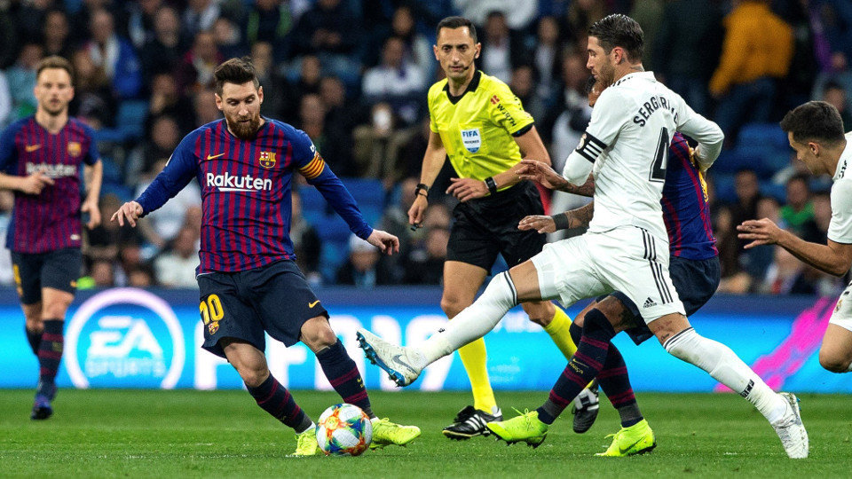 Messi y Ramos, en uno de los Clásicos de la pasada temporada. RODRIGO JIMÉNEZ (EFE)