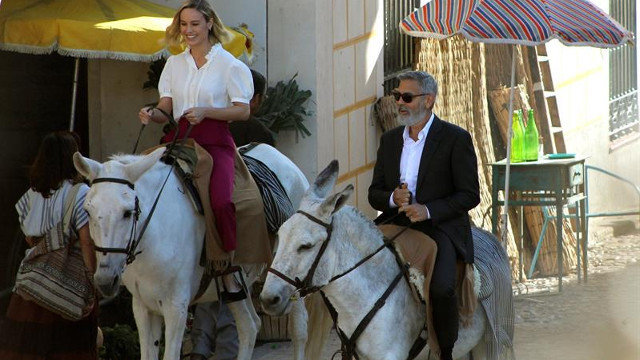 El actor George Clooney, a lomos de un burro, junto a la actriz Brie Larson. EFE