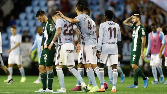 Jugadores del Celta y del Espanyol, tras el pitido final del encuentro SALVADOR SAS (Efe)
