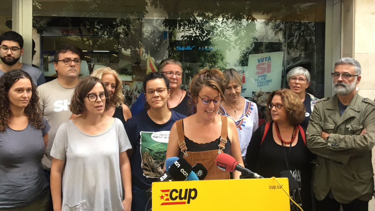 Mireia Vehí, membro da dirección do partido independentista, comunica á prensa a decisión. CUP NACIONAL