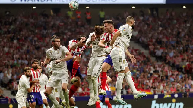 Benzema, Ramos e Bale disputan un balón con Saúl Ñíguez e Stefan Savic. JUANJO MARTÍN (EFE)