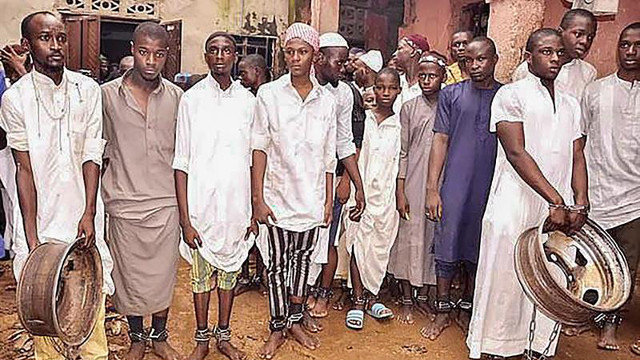 Niños encadenados por los tobillos en un centro de Nigeria. EFE