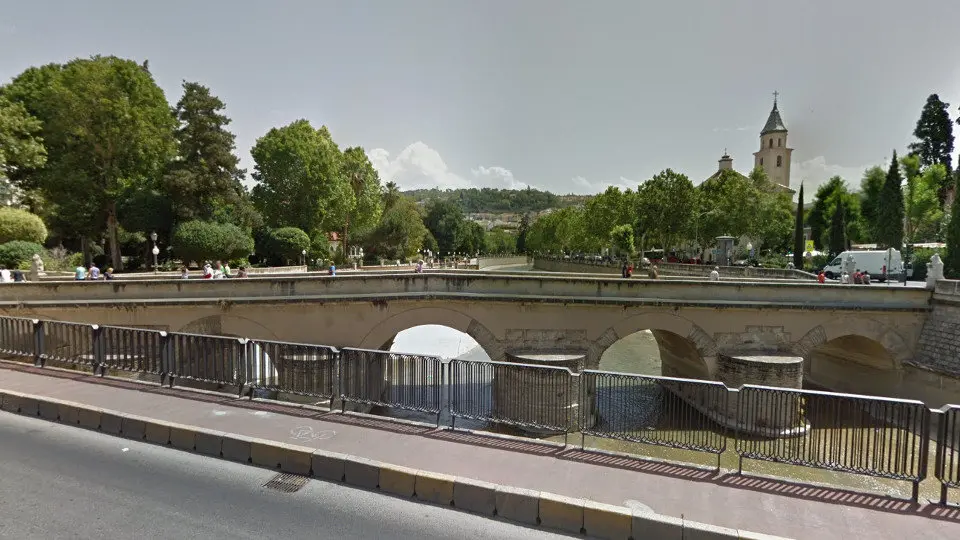 El menor fue arrojado desde el Puente Romano de Granada. GSV