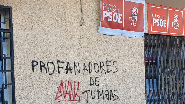 Pintada en la sede del PSOE de El Escorial. PSOE
