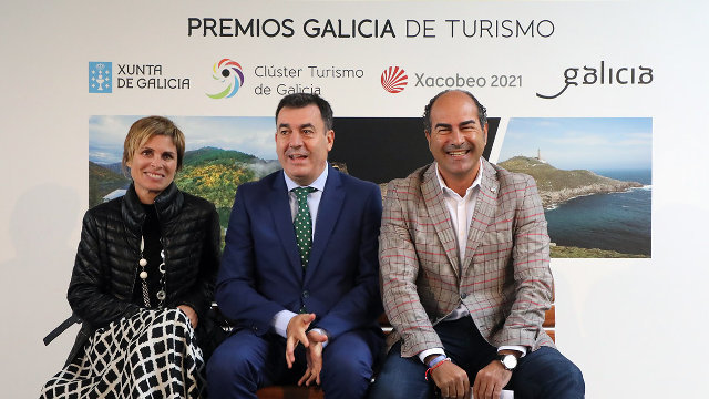 Nava Castro, Román Rodríguez e Cesáreo Pardal, na presentación dos Premios Galicia de Turismo. PEPE FERRÍN (AGN)