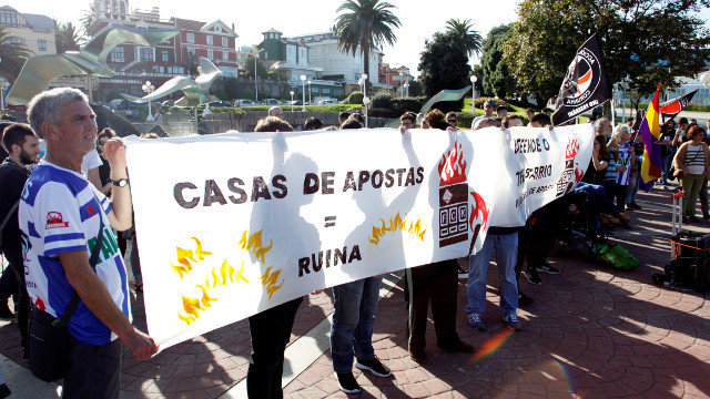 Concentración contra las casas de apuestas celebrada este domingo en A Coruña. CABALAR (EFE)