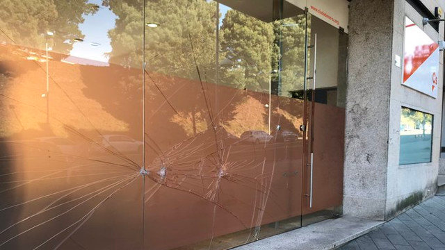 Imagen del ataque a la sede de Ciudadanos en Santiago. TWITTER