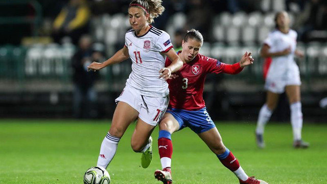 La delantera de la Selección Española Alexia Putellas (i) y la centrocampista checa Eliska Sonntagova (d).MARTIN DIVISEK