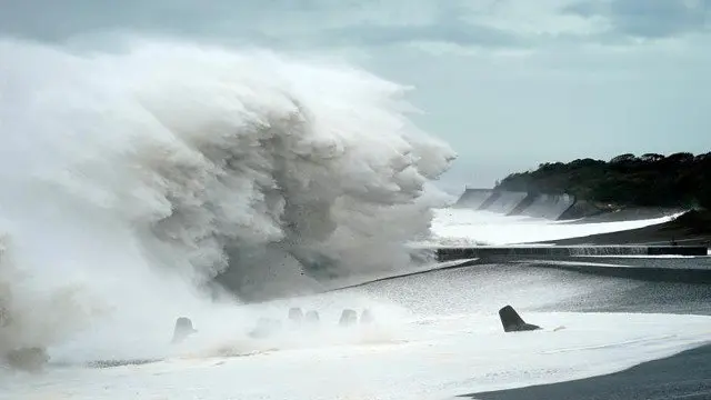 Ondas xigantes provocadas polo tifón. EFE