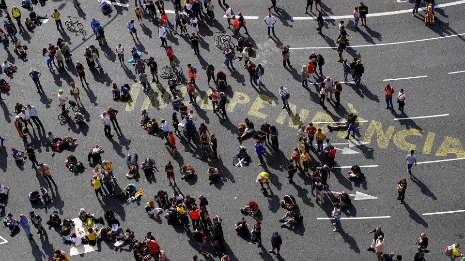 Alrededor de 700 independentistas cortaron este domingo la Gran Vía tras ser desalojados de Sants. ALEJANDRO GARCÍA (EFE)