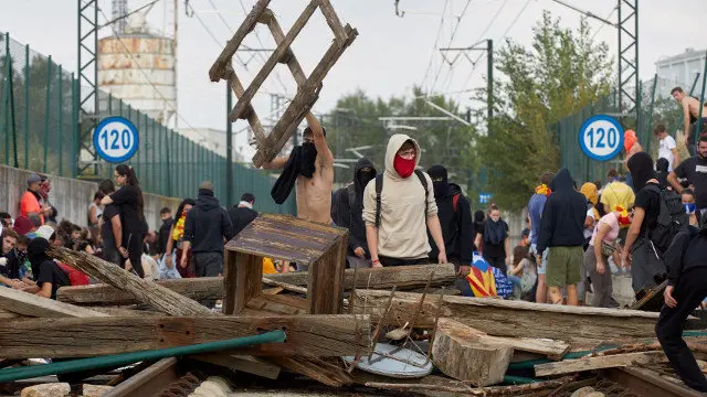 O Ave interrompeuse en Xirona este xoves, despois de que un centenar de manifestantes accedese ás vías. DAVID BORRAT (EFE)