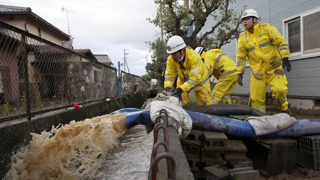 Tarefas de rescate e reparación en Xapón. EFE