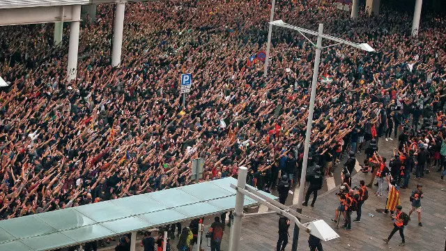 Manifestantes este luns no aeroporto do Prat. EFE