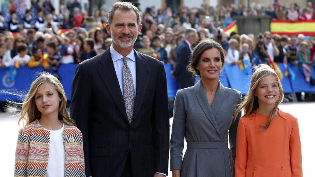 Os reis Felipe e Letizia xunto ás súas fillas, a princesa Leonor (i) e a infanta Sofía (d), este xoves en Oviedo. JOSÉ LUíS CEREJIDO (EFE)