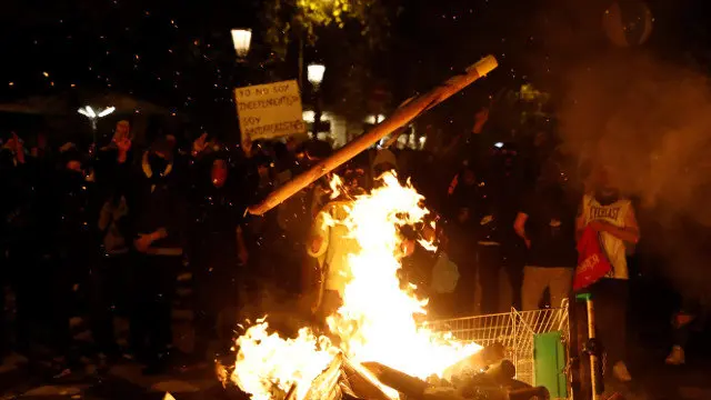 Barricadas este jueves en Barcelona. TONI ALBIR (EFE)