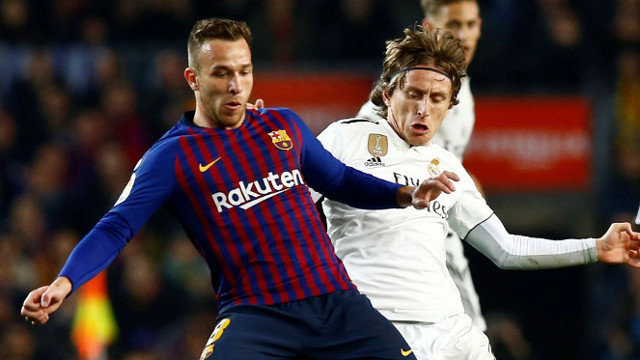 Arthur y Modric, durante uno de los Clásicos disputados en el Camp Nou la pasada temporada. ENRIC FONTCUBERTA (EFE) - Portada