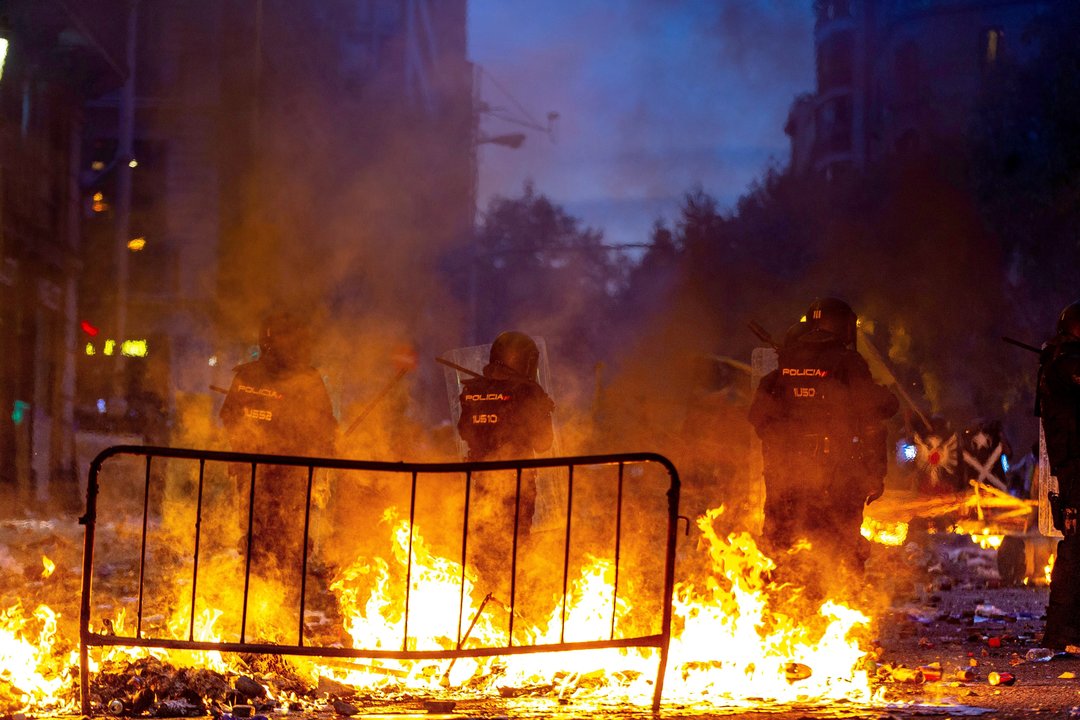 Policías antidisturbios en la tarde de este viernes en Barcelona. ENRIC FONTCUBERTA (EFE)