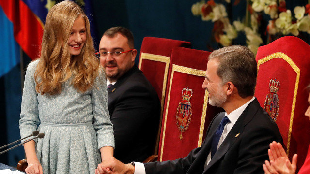 La princesa Leonor y su padre, Felipe VI, este viernes en la entrega de los Premios Princesa de Asturias. BALLESTEROS