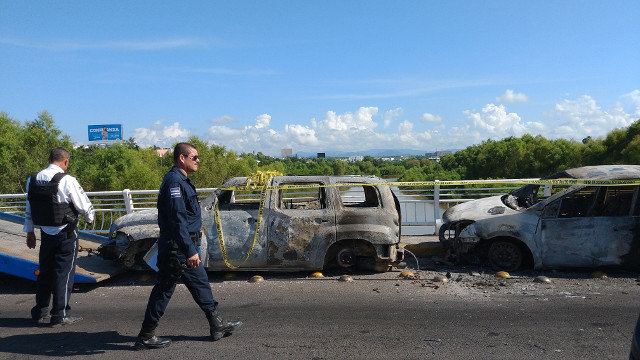 Vehículos calcinados tras los enfrentamientos de las fuerzas federales con grupos armados en Culiacán, México. EFE
