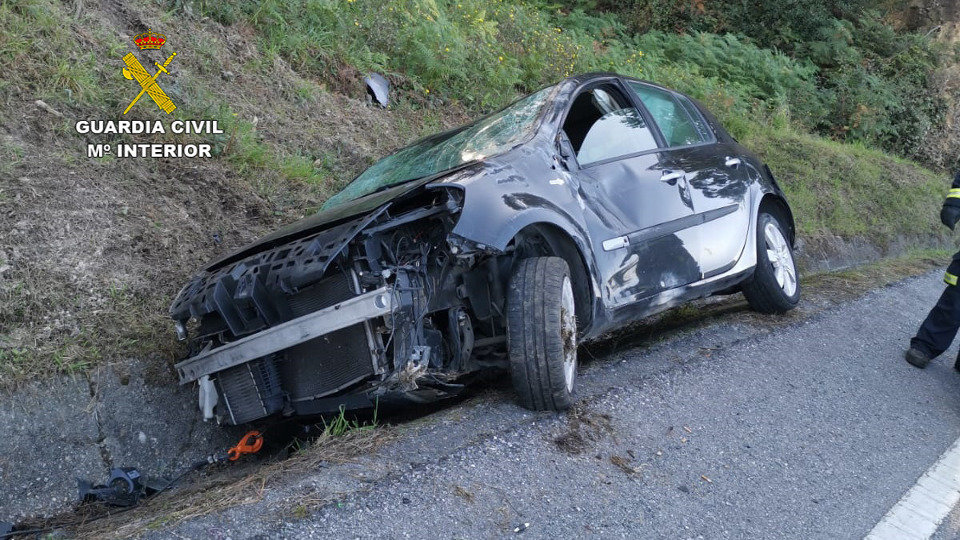 Imagen del coche accidentado en Valga. GUARDIA CIVIL DE PONTEVEDRA