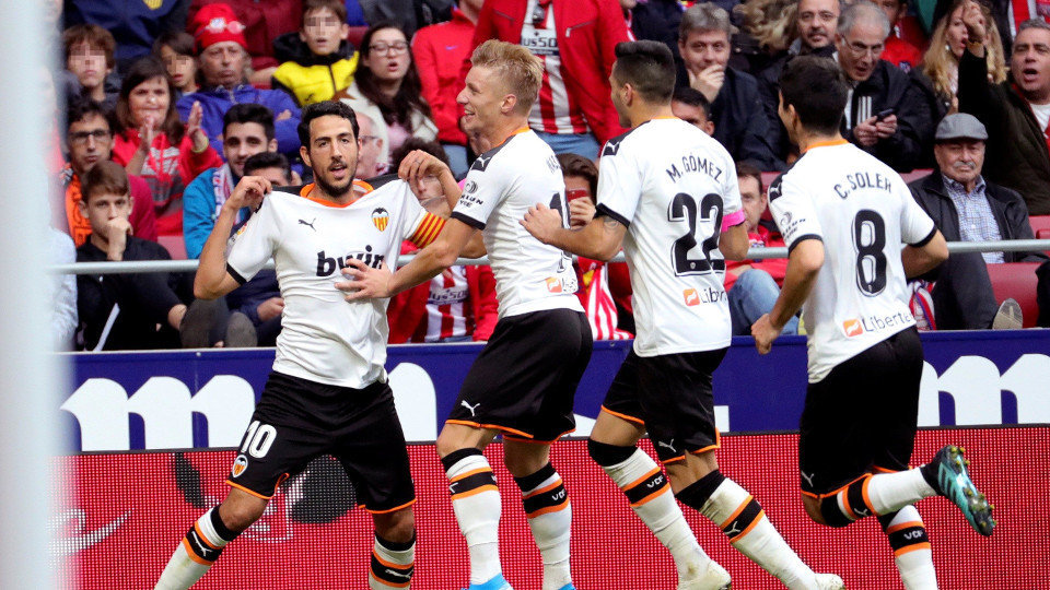 Los jugadores del Valencia celebran el gol de Dani Parejo. RODRIGO JIMÉNEZ (EFE)