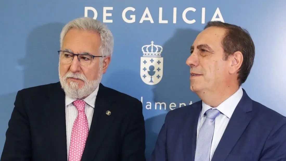 O presidente do Parlamento e o conselleiro de Facenda. LAVANDEIRA JR (EFE)