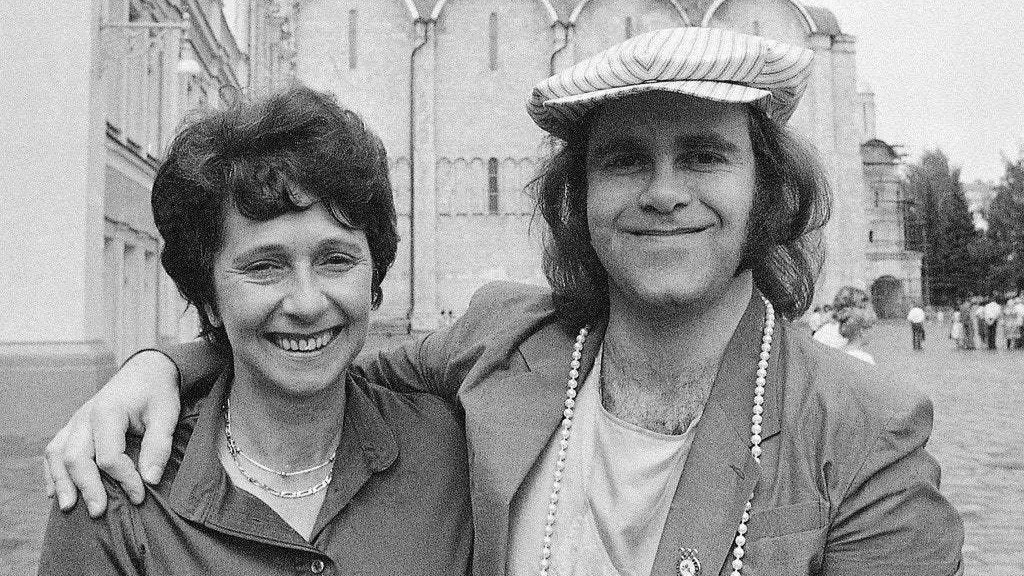 Elton John, coa s&uacute;a nai, Sheila Farebrother. EP