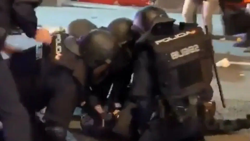 Momento en el que los agentes socorren al policía vigués. JUSAPOL