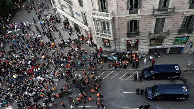 Concentración na praza de Urquinaona. JESÚS DIGES (EFE)