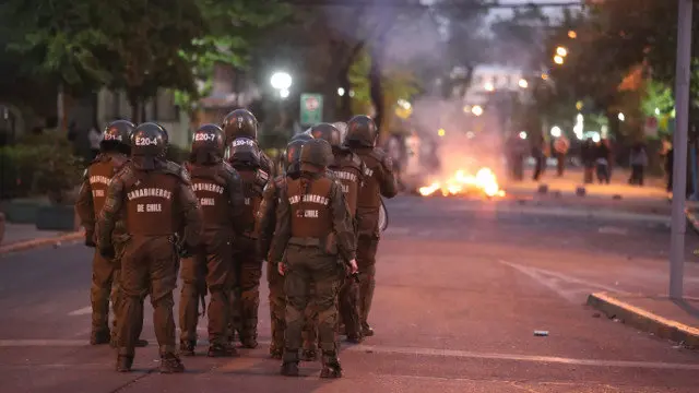 Carabineros actuando contra manifestantes. ALBERTO PEÑA (EFE)