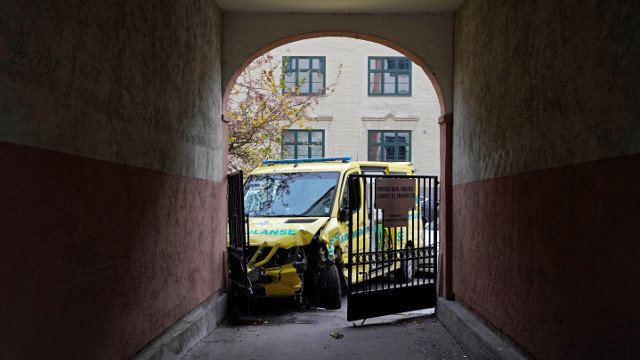 Ambulancia encaixada contra unha fachada en Oslo. EFE