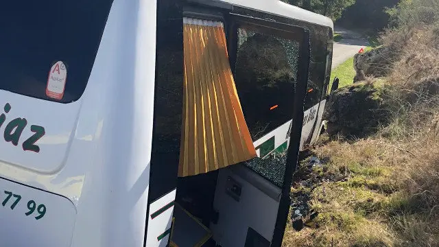 O autobús saíuse da vía en Antas de Ulla. TWITTER (@helicosantiago)