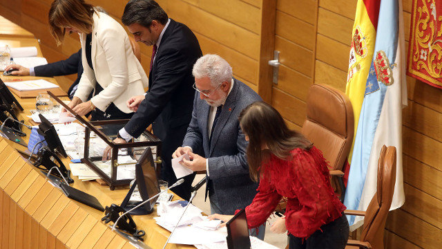 Miembros de la Mesa del Parlamento recontando votos en la sesión de este martes. PEPE FERRÍN (AGN)