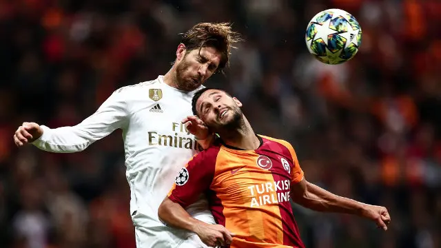 Sergio Ramos, salta ante un rival en  la pugna por un balón.SEDAT SUNA (Efe)