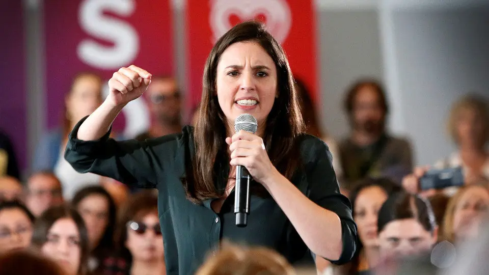La número dos de Unidas Podemos al Congreso por Madrid, Irene Montero, durante una intervención de este domingo en Alicante. MANUEL LORENZO (EFE)