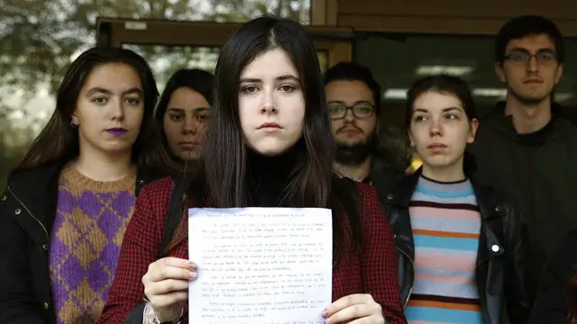 La alumna cuyo escote criticó Luciano Méndez. LAVANDEIRA JR