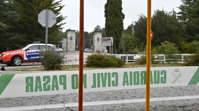 Vista dunha banda da Garda Civil á entrada do Valle de los Caídos este mércores. EFE