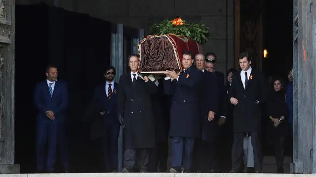 Los restos de Franco siendo trasladados. EFE