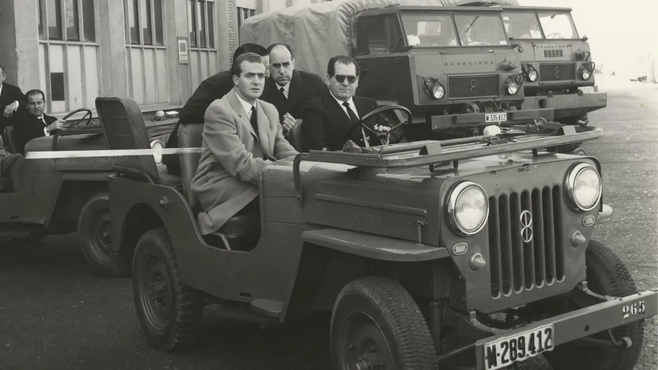 Eduardo Barreiros y el Príncipe Juan Carlos, en la planta de Villaverde. EFE