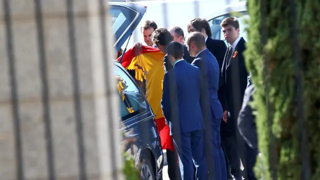 Los familiares de Franco reciben el cuerpo en el cementerio de El Pardo-Mingorrubio.JODRIGO JIMÉNEZ (Efe)